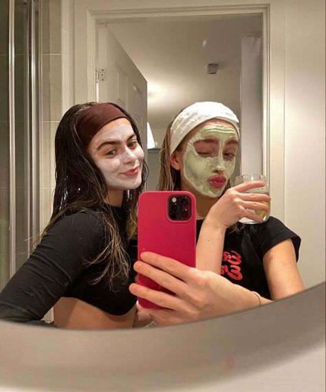 Autumn With Friends, Beach Sleepover, Girls Staycation, Bsf Pics, Face Mask Aesthetic, Girl Therapy, Super Rich Kids, Bff Photoshoot, Beauty Mask