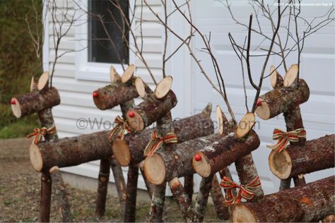 Diy Wooden Reindeer Yard Art, Reindeer Out Of Wood, Reindeer Logs, Christmas Logs, Log Reindeer, Log Snowman, Diy Christmas Reindeer, Log Crafts, Reindeer Diy