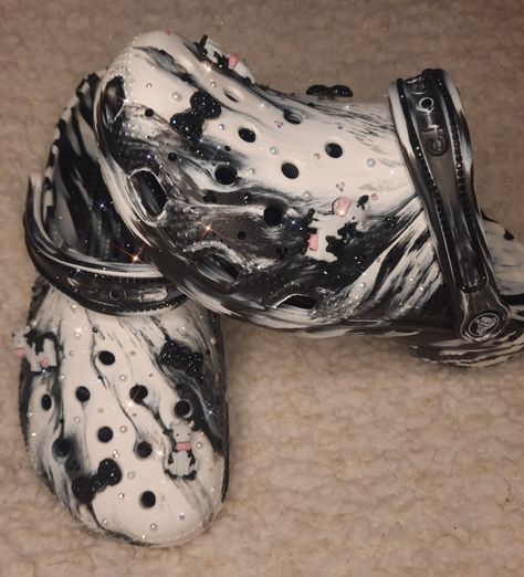 Marble Crocs Outfit, Crocs Black And White, Black Custom Crocs, Marble Crocs, Black Crocs With Spikes, Black Crocs With Silver Charms, Crocs Marbled, Crocs Hikers White, Crocs With Charms