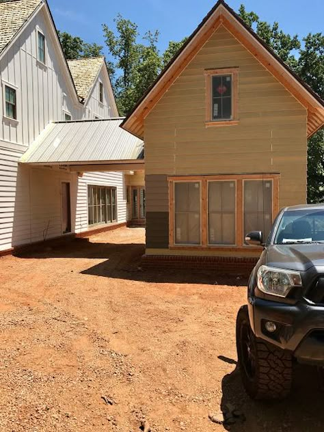 Hampton Cottage, Dogtrot House, Detached Garage Designs, Farmhouse Details, Ranch Makeover, Farmhouse Addition, Beautiful Modern Farmhouse, Cattle Barn, Garage Designs