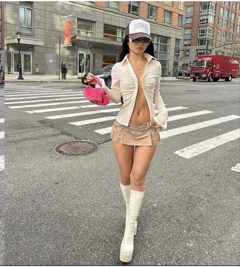 Y2k Mini Skirt Outfit, Rok Mini, Y2k Mini Skirt, Chique Outfits, Miniskirt Outfits, 2000s Fashion Outfits, Looks Street Style, Streetwear Fashion Women, White Boots