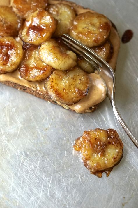 Seattle Recipes, Banana Oatmeal Recipe, Clean Eating Dessert Recipes, Crispy Waffle, Gluten Free Sides, Eating Bananas, Caramelized Bananas, Banana Dessert, Gf Desserts