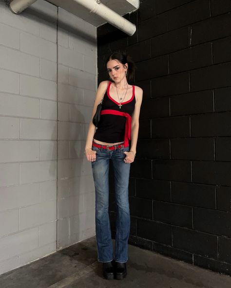 90s 2000s inspired outfit, lowrise bootcut jeans, red belt, silver jewellery, 2000s sunglasses, outfit Jeans Outfit Bootcut, 2000s Inspired Outfits, 2000s Sunglasses, Jean Azul, Sunglasses Outfit, Red Belt, 90s 2000s, Silver Jewellery, Out Of Style