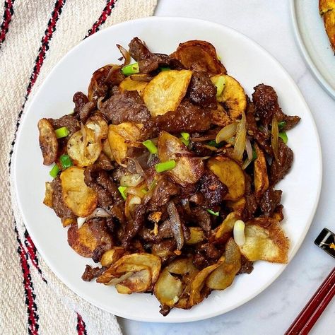 Asian Recipes Beef, Stir Fry Meat, Fried Potatoes Recipe, Beef Stir Fry Recipes, Beef Marinade, Potato Slices, Crispy Beef, Chinese Stir Fry, Ground Beef And Potatoes