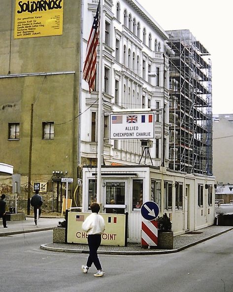 Checkpoint Charlie circa 1985 Checkpoint Charlie, Quick Saves