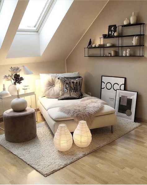 Small Attic Room, Attic Ideas, Small Bedrooms, Inspire Me Home Decor, Attic Rooms, Fitted Furniture, Room Decorations, Bedroom Designs, A Living Room