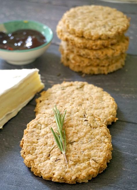 Savoury Cookies, Crispy Oatmeal Cookies, Oat Biscuits, Oatmeal Biscuits, Oats Snacks, Savoury Slice, Savory Oatmeal, Savoury Biscuits, Easy Oatmeal