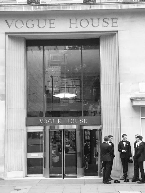 Vogue House London, Vogue Work Aesthetic, Vogue Office Aesthetic, London Office Aesthetic, Retail Job Aesthetic, Vogue Office, Vogue House, London Room, Vogue Business