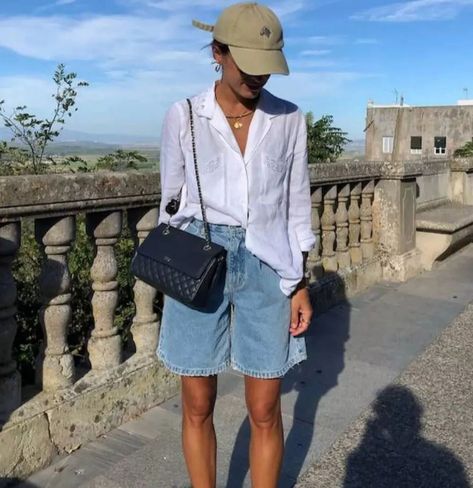 Florence M✨Fashion Consultant on Instagram: “Surprise your doubts with action. ✨❤️ . . . #inspiration #inspirational #inspirationstyle #look #lookideas #lookstyle #lookinspiration…” Bermuda Jeans Outfit, Bermuda Shorts Outfit Summer, Denim Bermuda Shorts Outfit, Athens Street Style, Summer Shorts Outfits, Bermuda Jeans, Looks Street Style, Blue Denim Shorts, Looks Chic