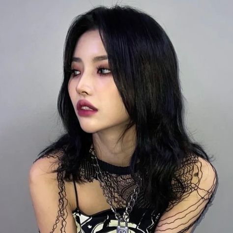 jeon soyeon gidle selca icon pfp #kpop Soyeon Gidle, Jeon Soyeon, Pfp Kpop, A Woman, Hair, Black