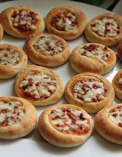 Mini Party Foods, Finger Foods For Kids, Mini Pizzas, Snacks Für Party, Mini Foods, Party Snacks, Wedding Food, Appetizers Easy, Finger Food