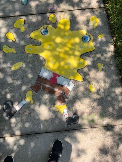 Spongebob sidewalk chalk art Side Walk Chalk Art Ideas Cool, Sponge Bob Chalk Art, Spongebob Chalk Art Easy, Chalk Spongebob, Funny Chalk Art, Chalk Art Ideas Disney, Spongebob Chalk Art, Animal Chalk Art, Anime Chalk Art