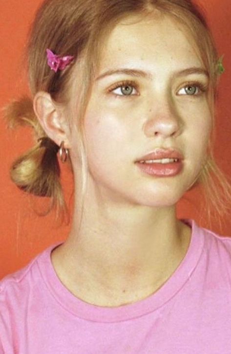 2000s Hairstyles Pigtails, Y2k Pigtails Short Hair, Easy 90s Hairstyles For Short Hair, Tie Hairstyle Short Hair, Short Hair Low Pigtails, Y2k Hairstyles Blonde, Tying Up Short Hair, 1990s Hairstyles Short, 2000s Hair Short