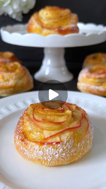 Apple Buns, Apple Rose Pastry, Bolo Fit, Breakfast Specials, Buns Recipe, Sweet Buns, Bulgarian Recipes, Puff Pastry Recipes, Bun Recipe