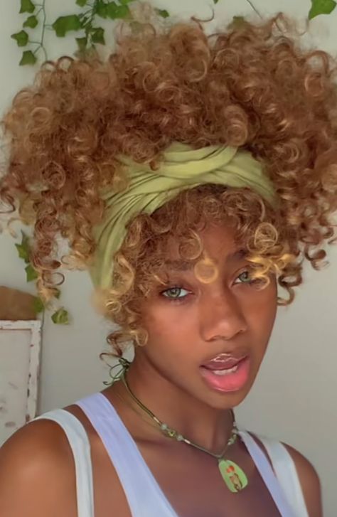 Green Eyes On Black Women, Dark Skin And Blonde Hair, Honey Blonde Aesthetic, Green Eyes Black Woman, Black People With Blonde Hair, Black Woman Blonde Hair, Blonde Curly Hair Black Women, Blonde Black Women, Blond Afro