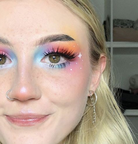 Makeup Looks Bright Colors, Makeup Inspiration Colorful, Pastel Makeup Ideas, Cute Butterfly Makeup, Colorful Wedding Makeup, Pastel Makeup Aesthetic, Lover Makeup Taylor Swift, Funky Makeup Looks, Art Makeup Looks