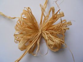 Drea's Scraps of Inspiration: Raffia Flower Tutorial Raffia Bows On Presents, Rafia Bow How To Make A, Raffia Bows How To Make, Burlap Bow Tutorial, Raffia Crafts, Coiled Fabric Basket, Fun Arts And Crafts, Woven Raffia, Floral Craft