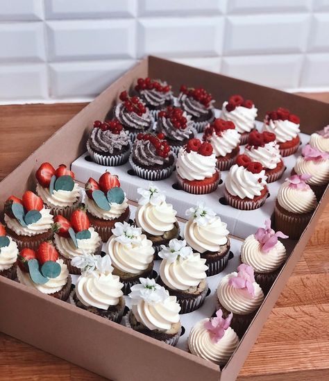 Mia Cakes on Instagram: “Cupcakes box 🌿…” Mini Cupcake Packaging, Mini Cupcake Box Ideas, Cupcake Boxes Packaging, Dessert Boxes Packaging, Small Cake Boxes, Macaroon Box, Cupcake Packaging, Gourmet Sweets, Sweet Corner