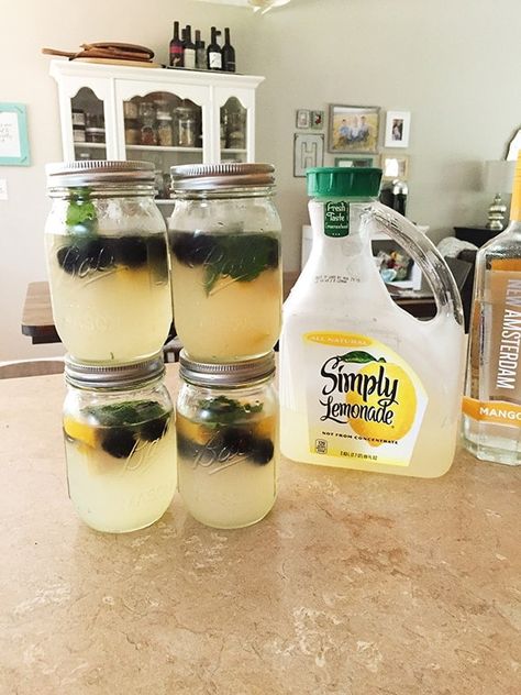 Beach Beverages, Camp Cocktails, Camping Cocktails, Beach Day Food, House Party Ideas, Camping Drinks, Beach Snacks, Simply Lemonade, Mason Jar Drinks