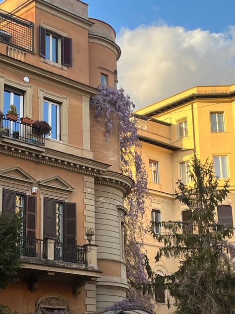 Rome Home Aesthetic, Italy Apartment Exterior, Italian Appartement, Apartments In Italy, Apartment In Rome, Rome Apartment Aesthetic, Italy Apartment Aesthetic, Rome Houses, Outside Apartment