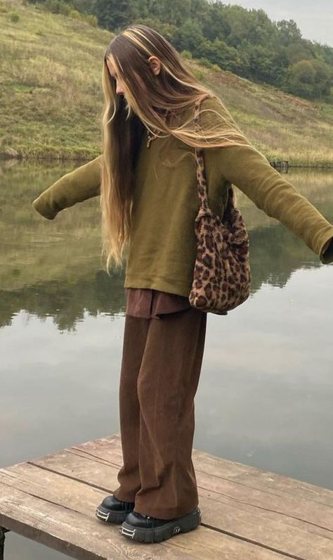 Winter Earthy Girl Aesthetic, Earthy Colored Outfits, Indie Earthy Aesthetic, Earth Clothes Aesthetic, Cute Earth Tone Outfits, Grunge Forest Aesthetic Outfits, Grunge Nature Outfits, Earthy Outfits With Jeans, Fall Outfits Earthy