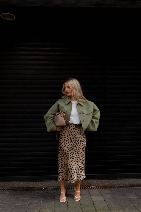 ChloePlumstead2020WhatImWearingThisSpring-4 Printed Skirt Outfit, Slow Sunday, Outfit Inspiration Women, Hope You, Animal Print Outfits, Leopard Skirt, Street Style Winter, Green Outfit, The Fear