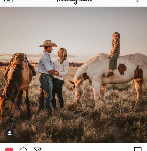 Cowboy Family Pictures, Western Family Photos, Farm Family Pictures, Family Session Poses, Spring Family Pictures, Horse Photography Poses, Pictures With Horses, Mommy And Me Photo Shoot, Western Photo