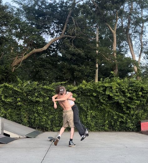 Skater Bf Aesthetic, Skater Girlfriend Aesthetic, Skate Couple Aesthetic, Skateboard Couple Aesthetic, Skater Boyfriend Aesthetic, Couple Skater, Skater Friend Group, Skatepark Aesthetic, Skater Couple Aesthetic