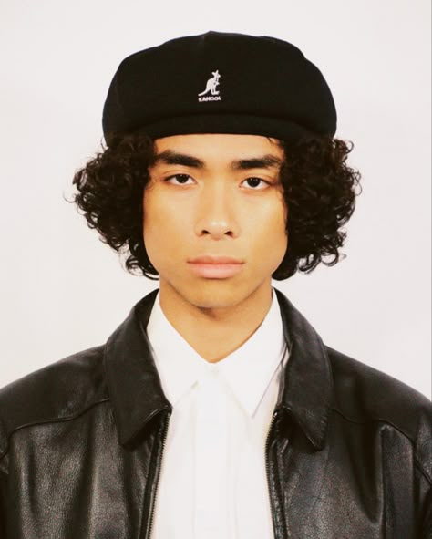 Beret Outfit Men, Jaymin Khansmith, Kangol Hats Men, Curly Hair With Hat, Fitted Hat Outfit, Hat Styles Men, Hat Men Outfit, Curly Man, Hat Outfit Men