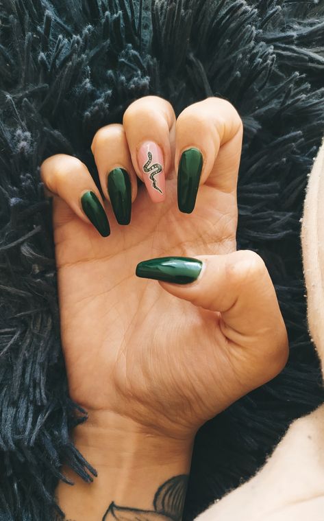 Nails, green nails snake slytherin nails Harry Potter trend trendy 2022 Snake Nails Designs Green, Acrylic Nails Slytherin, Slytherin Nail Designs, Dark Green Snake Nails, Green Nails With Snake, Slytherin Acrylic Nails, Harry Potter Nails Acrylic, Snake Nails Acrylic, Slytherin Nails Acrylic