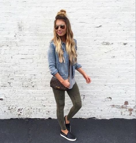 Here are our favorite ways to pair a jean jacket with leggings. We love being able to take something so versatile and make it into whatever we want! #jeanjacket #jeanjacketoutfit #leggingsoutfit Cute Outfits With Leggings, College Outfit, Outfit Chic, Leggings Outfit, Cute Leggings, Legging Outfits, Green Leggings, Mode Casual, Green Pants