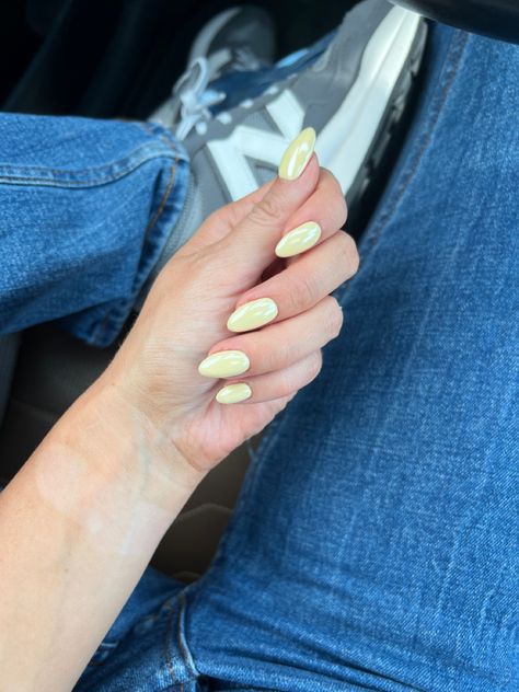 Almond nails, chrome nails, yellow nails Yellow Chrome, Yellow Mirrors, Mirror Nails, Summery Nails, Yellow Springs, Baby Yellow, Yellow Nails, Chrome Nails, Pale Yellow