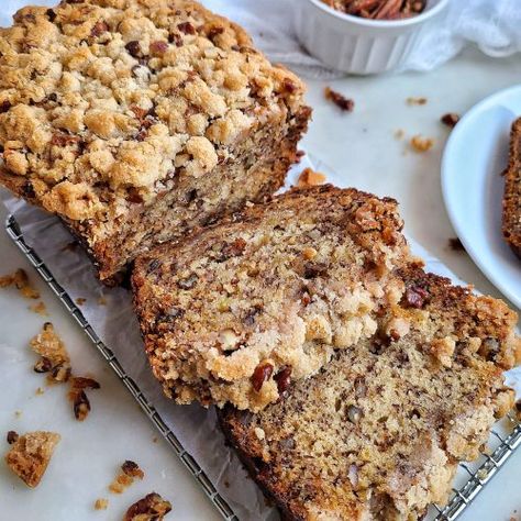 Fancy Banana Bread, Banana Desserts, Banana Pecan Bread, Classic Banana Bread, Deserts Easy, Pastry Board, Nut Recipes, Crunchy Pecans, Best Banana Bread