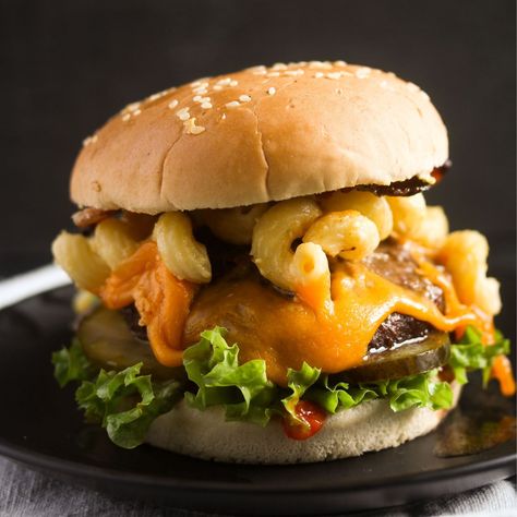 Burger With Mac And Cheese, Mac N Cheese Burger, Cheese Burger Recipe, Burger Sliders Recipes, Food Polls, Beef Burgers Patties, Mac And Cheese Burger, Game Night Food, Sliders Recipes