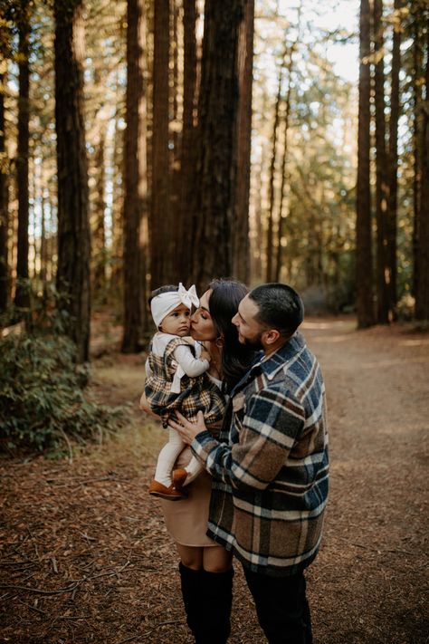 Forest Family Photoshoot, Family Posing Guide, Fall Photoshoot Family, Holiday Photoshoot, Woods Photography, Redwood Forest, Posing Guide, Winter Photos, Wife Life