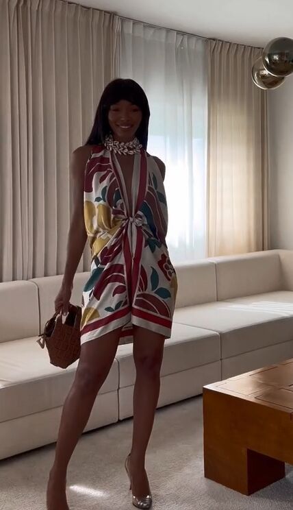 Try this elegant scarf dress hack that’s perfect for vacation. Just follow along with my step-by-step tutorial. How To Wear A Silk Scarf With A Dress, How To Wear Hermes Scarf Silk, Scarf Dress Diy, Silk Scarf Top Tutorial, Silk Scarf On Bag, Hermes Scarf With Dress, Silk Scarf Dress, Classy Dinner Outfits, Dress Hack