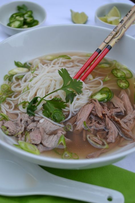 Vietnamese Beef, Pho Recipe, Pho Soup, Crock Pot Cooking, Asian Cooking, Chopsticks, Soup And Salad, A Bowl, Cooker Recipes