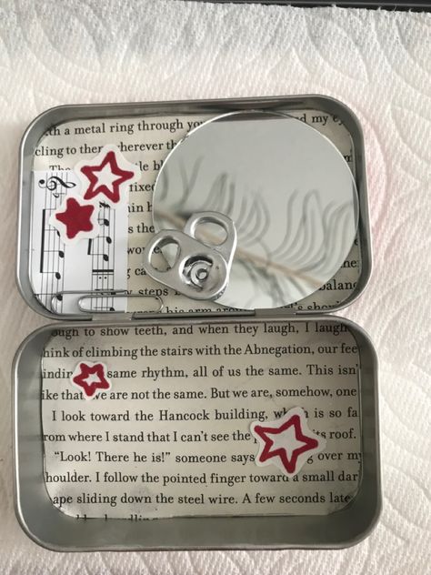 Art Gifts For Friends, Tin Ideas, Altoid Tin Ideas For Boyfriend, Alto Is Tin Crafts, Altoids Wallet Ideas, Cute Projects, Metal Box Aesthetic, Recycle Altoid Tins, Gift Packaging Ideas