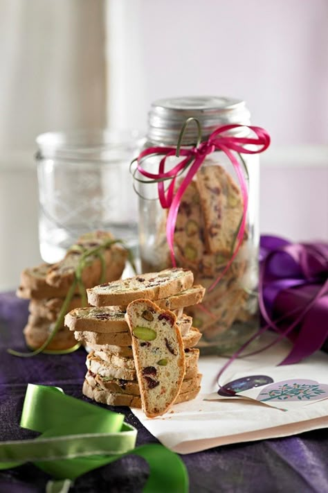 Not just great or reserved for the festive season. Make a sleigh-load of these crispy Italian-inspired goodies, packed with cranberries and pistachios. Keep them on hand to dunk into your coffee or tea. But be mindful that you'll need to freeze this overnight! Christmas Biscotti Recipe, Xmas Food Gifts, Christmas Biscotti, Christmas Baking Gifts, Edible Christmas Gifts, Christmas Jam, Best Edibles, Homemade Food Gifts, Christmas Biscuits