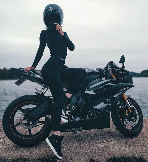 Bike Queens sur Instagram : @motokris_ #BikeQueens #yamaha #R6 #BikeKingz Girl Motorcyclist, Biker Girl Outfits, Xe Ducati, Bike Photoshoot, Motorbike Girl, Pretty Bike, Photographie Portrait Inspiration, Foto Tips, Sports Bikes Motorcycles