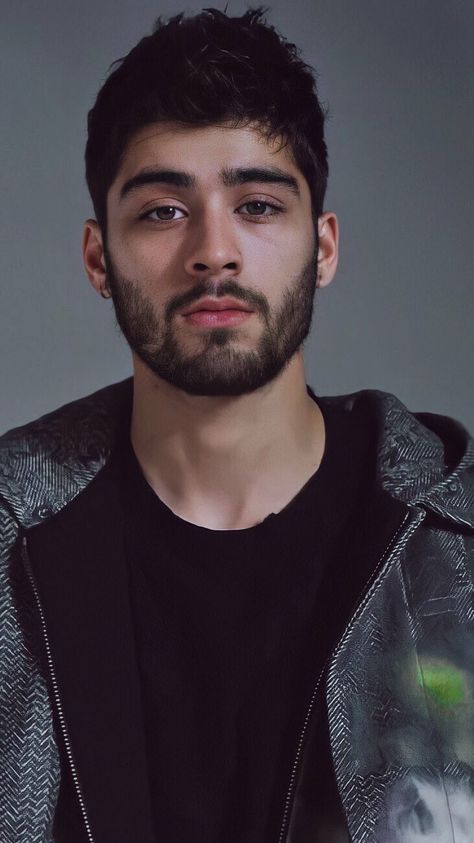 Zayn Malik Double Ear Piercing Men, Zayn Malik Beard, 2x2 Picture, Double Ear Piercing, Zayn Malik Photoshoot, Piercing Men, Zaddy Zayn, Zayn Malik Hairstyle, Zayn Malik Video