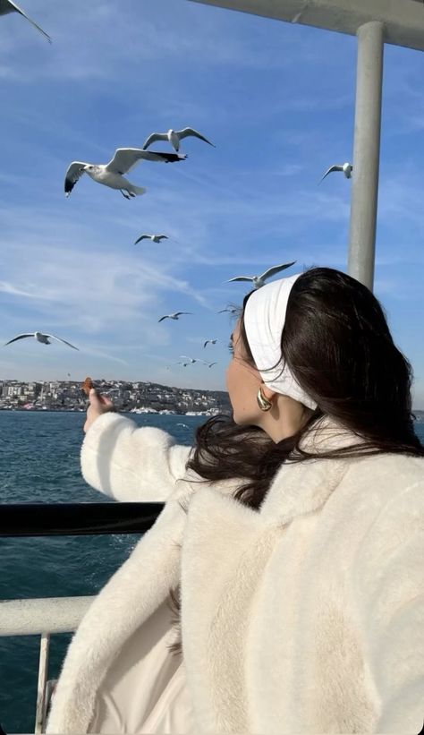 Poses In Istanbul, Istanbul Instagram Photos, Istanbul Turkey Outfit, Istanbul Poses, Istanbul Outfit Ideas, Istanbul Photo Ideas, Istanbul Outfits, Istanbul Turkey Aesthetic, Turkey Outfits