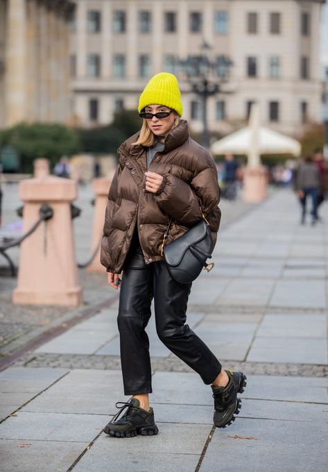 The Best Street Style to Inspire Your Winter Looks Puffer Jacket Street Style, Winter Outfits Puffer Jacket, Padded Jacket Outfit, Spring Jacket Outfit, Puffer Jacket Outfits, Best Puffer Jacket, Puffer Outfit, Lederhosen Outfit, Puffer Vest Outfit