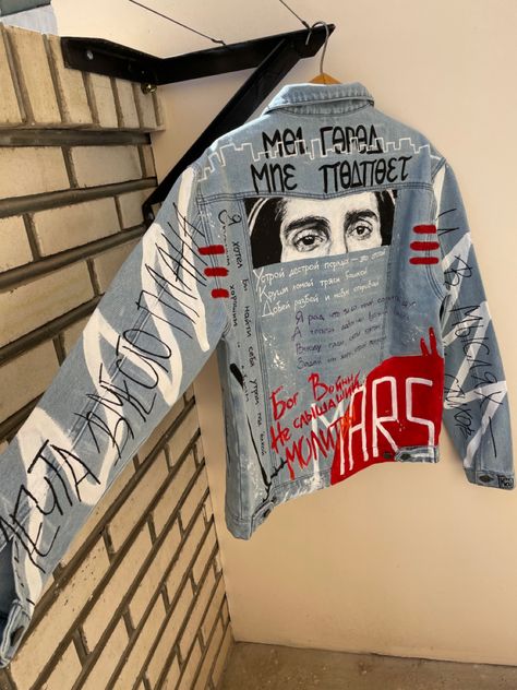 Denim Jacket Painting Ideas Easy, Jaket Jeans Custom, Cary Bradshaw, Jacket Craft, Custom Jeans Diy, Anime Jacket, Painted Clothes Diy, Clothes Embroidery Diy, Custom Denim Jacket