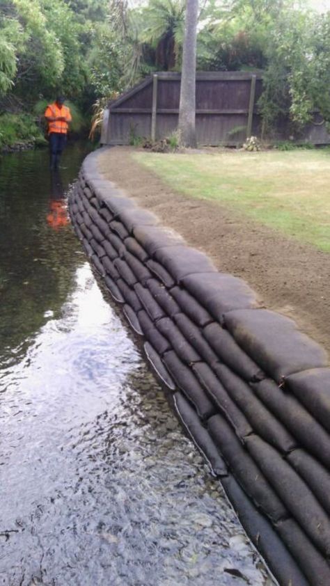 FlexMSE - Erosion control and retaining on waterways Diy Retaining Wall, Wood Retaining Wall, Backyard Retaining Walls, Natural Landscaping, Gabion Wall, Drainage Solutions, Concrete Diy Projects, Natural Pond, Erosion Control