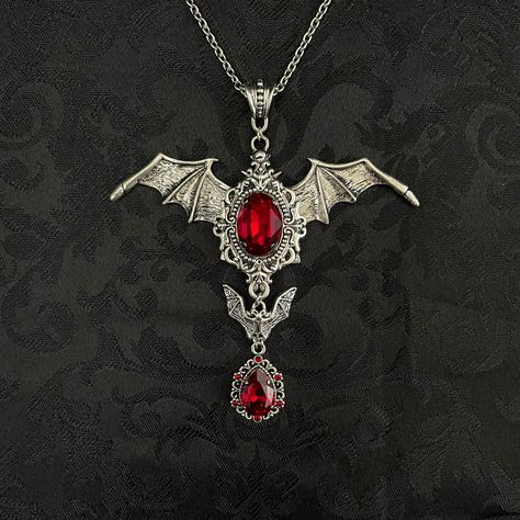 Vampiric Jewelry, Vampire Jewelry Aesthetic, Collares Dark, Victorian Goth Vampire, Vampire Accessories, Gothic Red Ruby Jewelry, Red Vampire Necklace, Dark Accessories, Red Gothic Metal Necklace