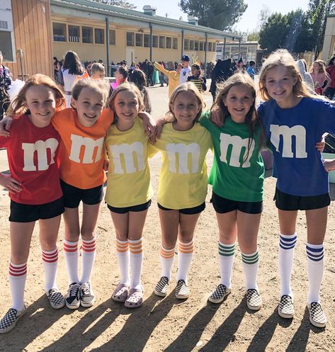 Mnm Halloween Costume, Matching Cosplay, Bff Costumes, M&m Costume, Candy Halloween Costumes, Team Halloween Costumes, Dance Friends, Halloween Costumes For Family, Costume Carnaval