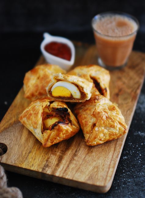 Spicy egg masala wrapped in flaky puff pastry. A common bakery item in Kerala. Egg Puff Recipe, Egg Masala, Egg Puff, Spicy Eggs, How To Make Eggs, Pani Puri, Puff Recipe, Kerala Food, Indian Street Food