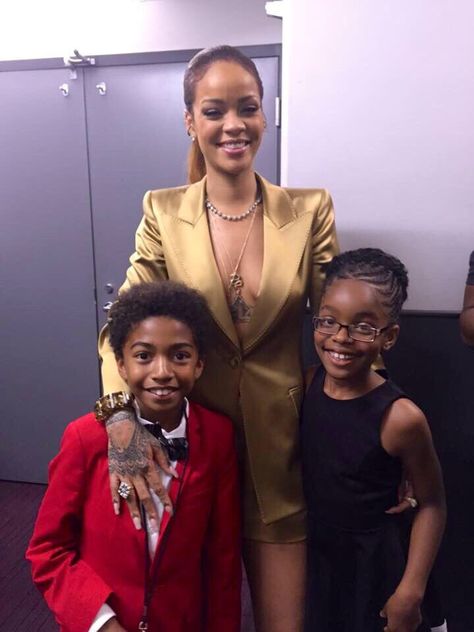 Marsai Martin Outfit, Rihanna Humanitarian, Best Of Rihanna, Rihanna British Fashion Awards, Rihanna Meme, Is Rihanna Pregnant, Dresses For Apple Shape, Rihanna Black Panther Premiere, Rihanna Riri