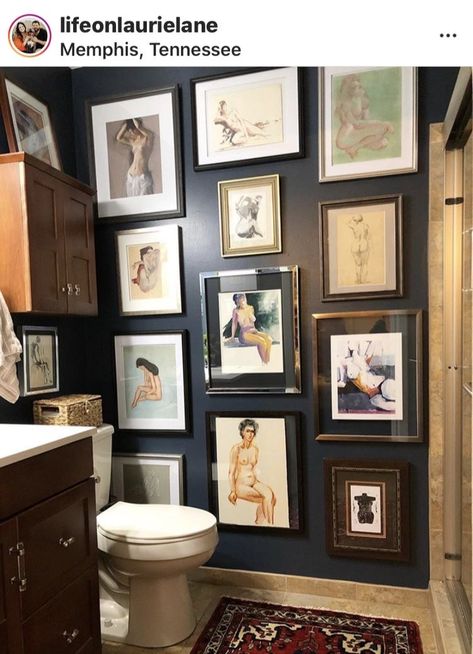 Gallery Bathroom, Bathroom Gallery Wall, Eclectic Homes, Toilet Room Decor, Dark Bathrooms, Powder Room Decor, Downstairs Bathroom, Bathroom Inspiration Decor, Art Bathroom